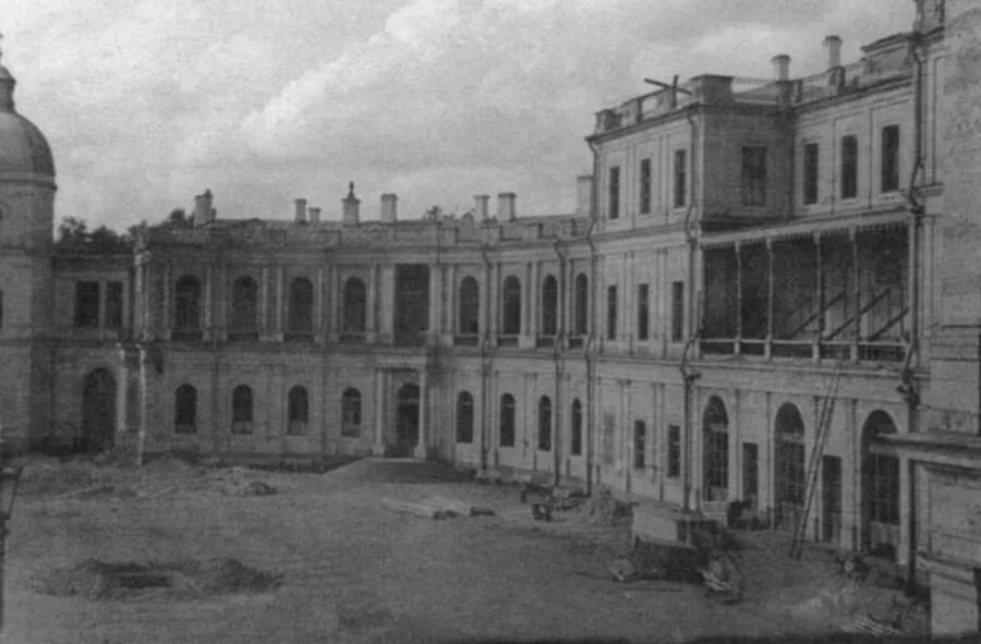 On September 3, 1941, a direct hit of a shell pierced the wall of the Arsenal sq