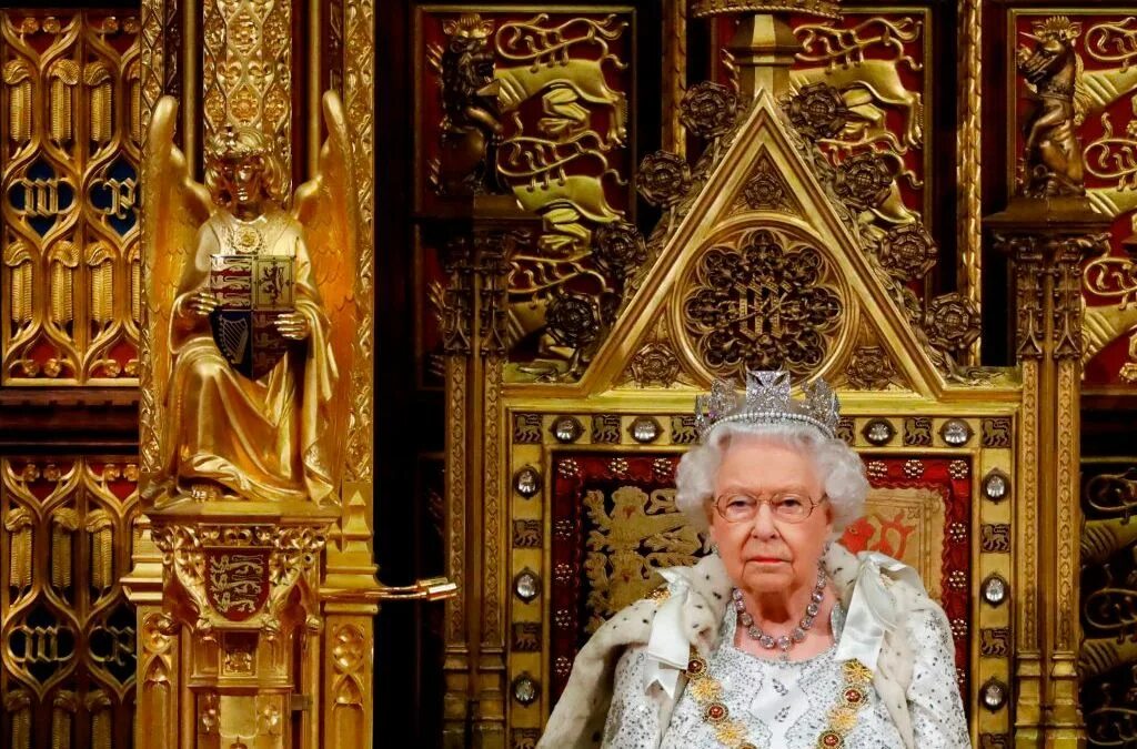 Корона елизаветы 2. Queen s call. Королева англии 2024. Queen s call. Queen s call.