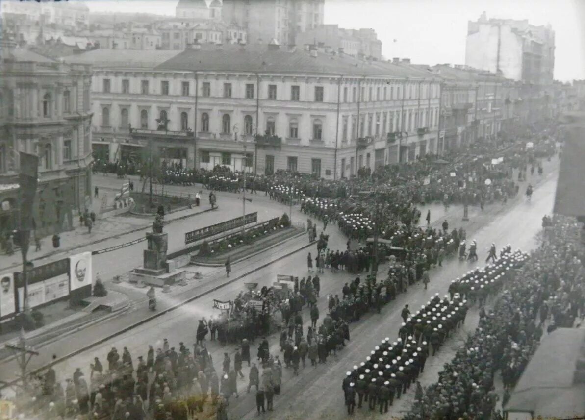 Киев военные годы. Киев довоенный Крещатик. Киев довоенный Крещатик 1939 1940. Крещатик до 1941 года. Крещатик в Киеве до войны.