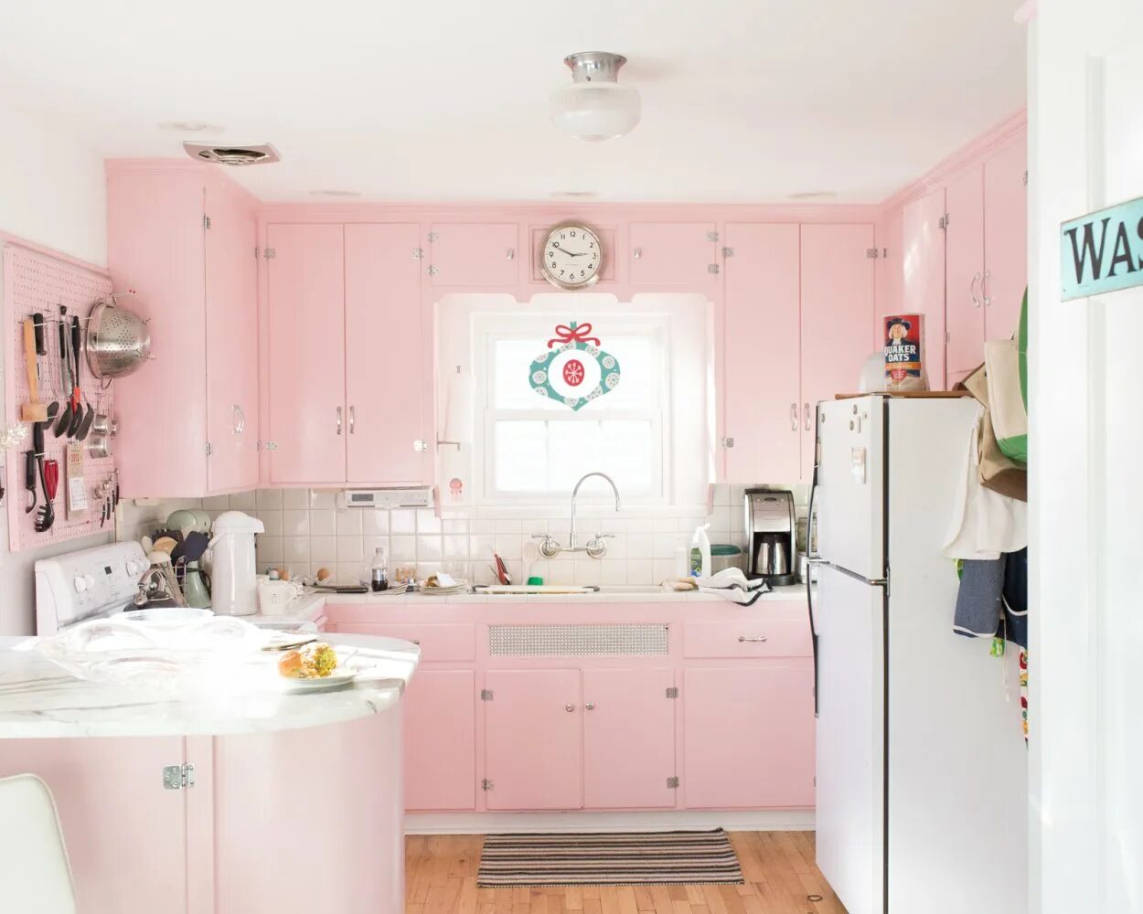 Кухня нежных цветов. Кухня в розово голубых тонах. Розовая кухня. Светло розовая кухня. Интерьер кухни в розовых тонах.