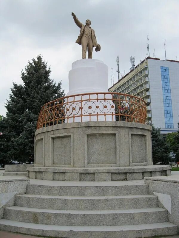 Памятник имени ленина в г. Памятник ленину в армавире. Краснодарский край, армавир, пл. Статуя ленина в армавире. Ленин армавир.