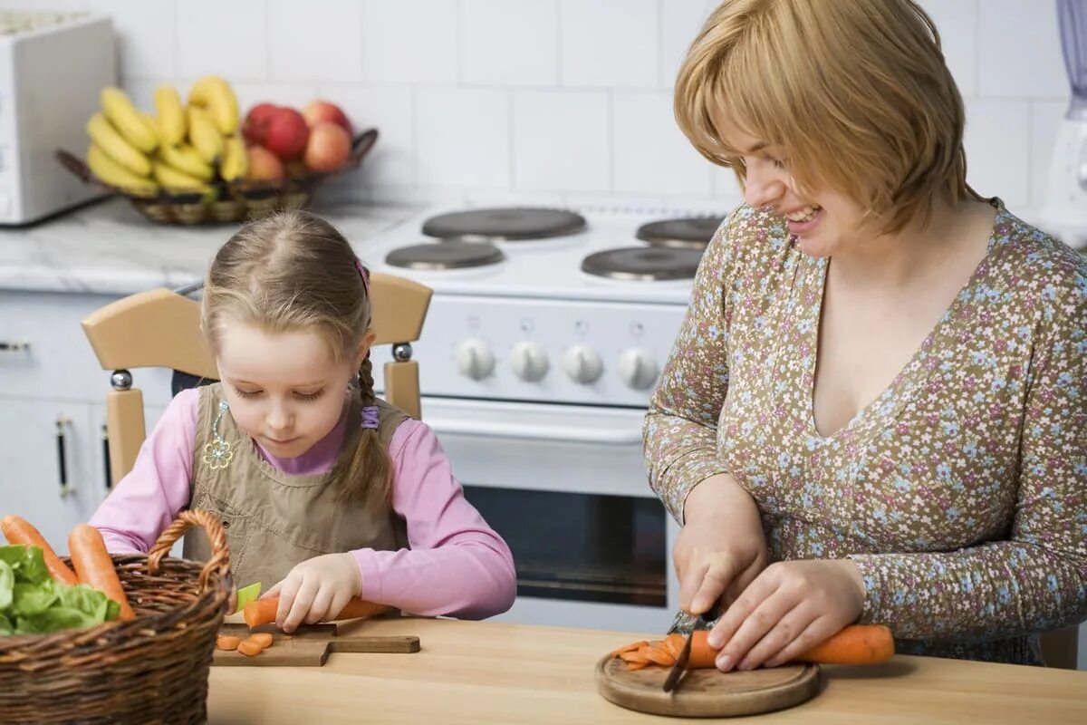 What s mum doing. Дети помогают родителям. Помогаем маме. Помогать маме по дому. Готовка с детьми.