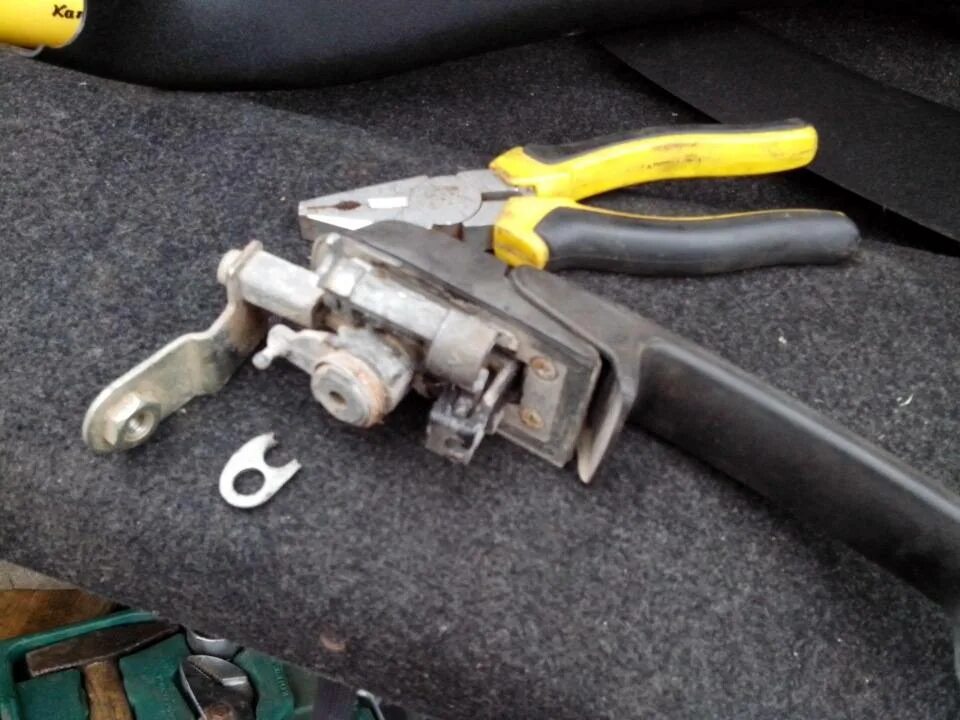 Ручка передней двери нива шевроле. Усилители полок багажника на шевроле нива. Ручка двери водителя шевроле нива. Ручка открывания двери шевроле нива. Ручка двери водителя шевроле нива.