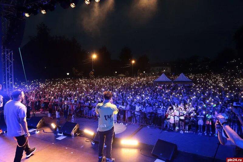 Концерт собранные средства. Концерт в финском парке 28 августа. Сурганова концерт. Концерт в финском парке 28 августа фото. Как собрать концерт.