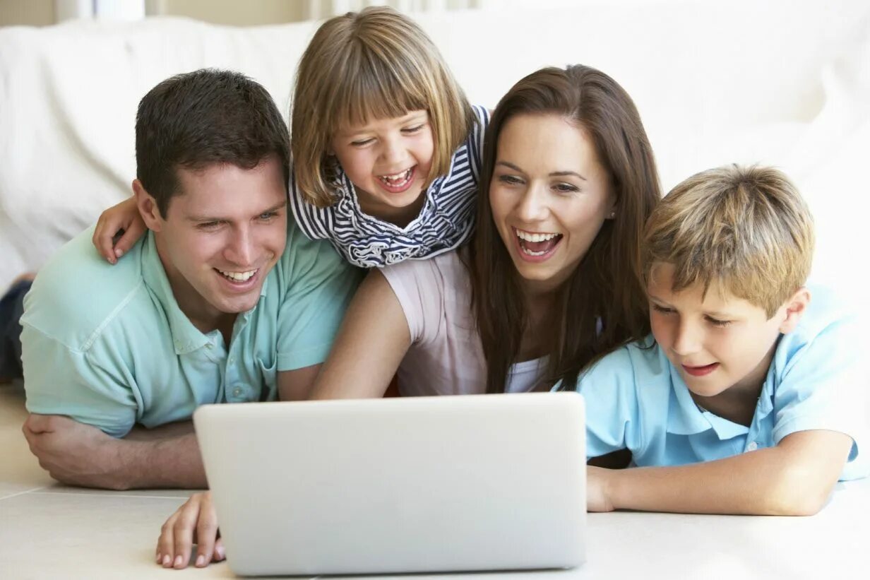 Young parent. Дети с родителями. Компьютер для детей. Родители и дети в интернете. Семья у компьютера.