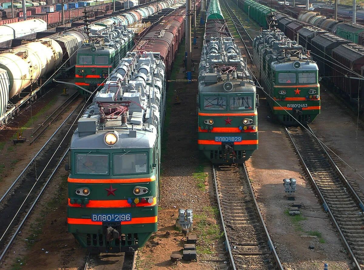 Локомотив контроля. Вл 80 в станция чукурсай. вл-80 электровоз в пути. парк локомотивов ржд. локомотив вл80 с грузовыми вагонами.