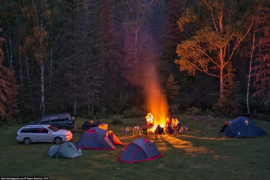 Организация отдыха на природе. Поход с палатками. поход палатка костер. пикник на природе с палатками. палатка в лесу.