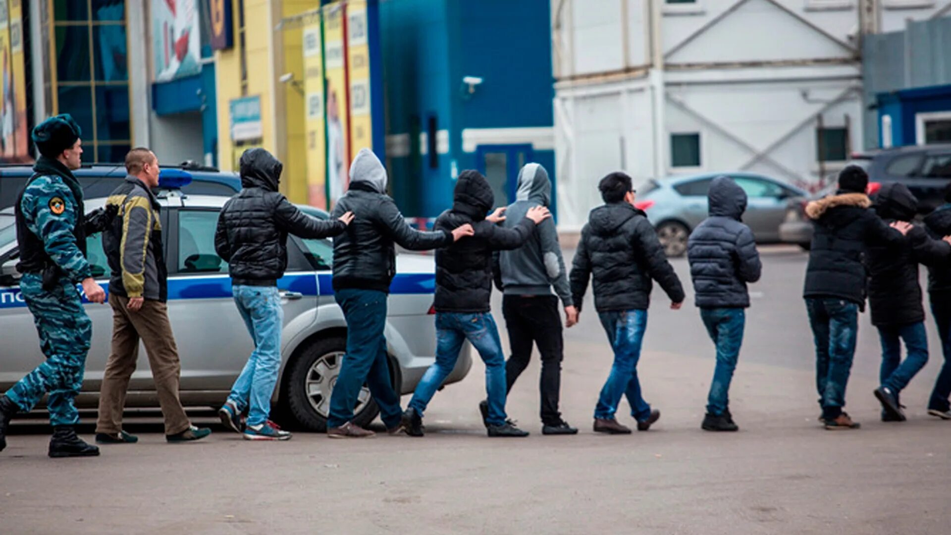 Нападение на граждан страны. Массовая драка мигрантов. Преступность мигрантов. Мигранты и полиция.