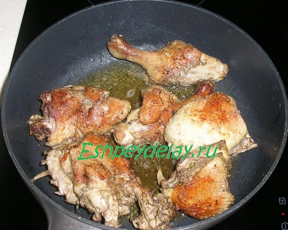 Гусь жареный на сковороде кусочками рецепт. Утка с морковью и луком тушеная кусочками. Утка жареная кусочками. Как тушить гуся кусочками чтобы мясо было мягким. Гусь на сковороде кусочками.