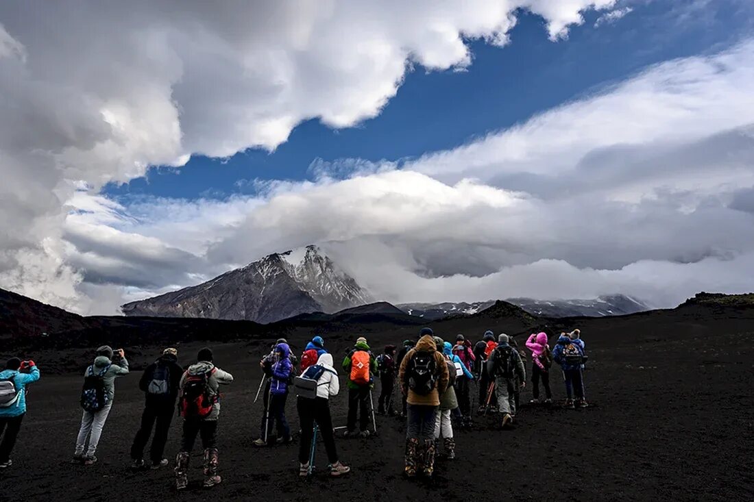 Восхождение на авачинский вулкан камчатка. Камчатка подъем на авачинский вулкан. Восхождение на вулкан камчатка. Авачинский вулкан восхождение. Подняться на вулкан.