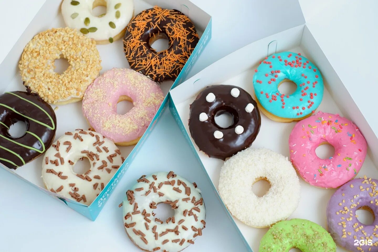 Пончики dunkin donuts в москве. Донатсы адреса. Голубые донатсы. Донатсы и кофе. Дункан дональдс пончики.