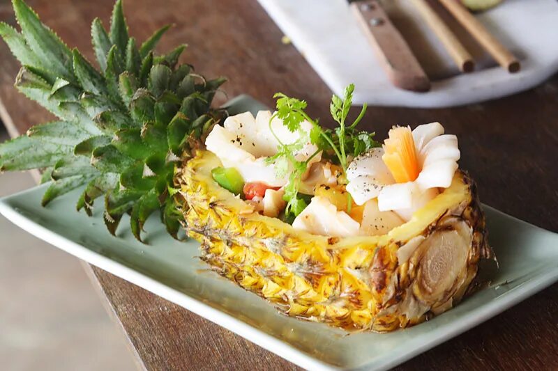 Красивая подача салатов. Способы подачи салатов. Салат - коктейль «оливье с креветками». Ресторанное оформление блюд. Салат столичный ресторан.