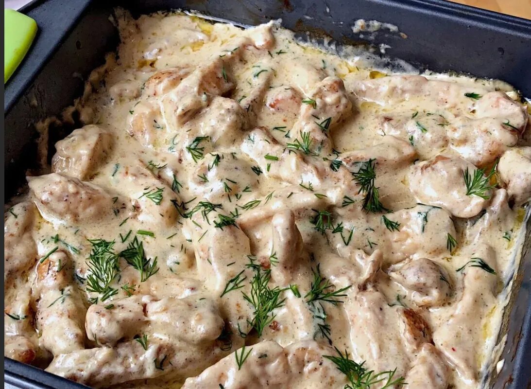 Куриное филе на луке в духовке. Бефстроганов из куриного филе. куриный бефстроганов. бефстроганов грудка. бефстроганов из куриной грудки.