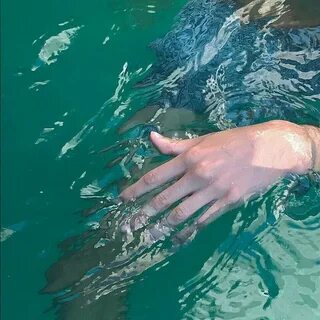 Рука под водой