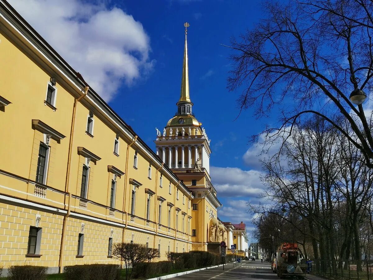 Адмиралтейство в Санкт-Петербурге. Адмиралтейство Захарова в Санкт-Петербурге. Адмиралтейство 1823. Адмиралтейство и Петропавловская крепость.