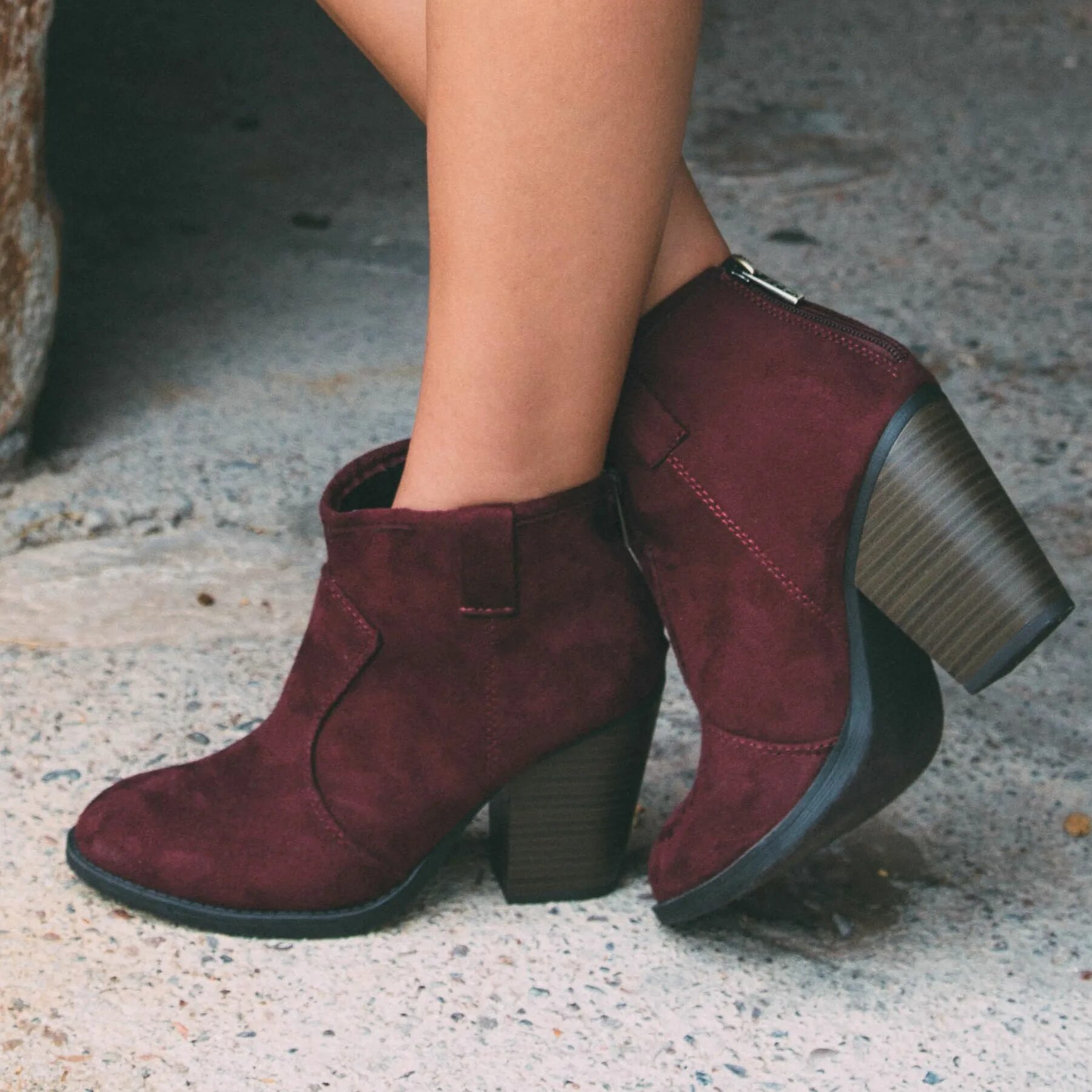 Ботильоны на низком каблуке. Ботильоны на широком каблуке. Широкие ботильоны. Кларкс женские замшевые ботильоны. Ботильоны mango бордовые казаки.