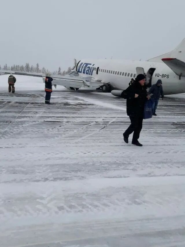 Усинск самолет жесткая посадка. Комиавиатранс эмбраер. Аэропорт усинск. Усинск ютэйр 737. Москва усинск авиабилеты.