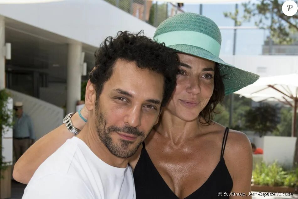 Общение французов. Французски бывший. Франция для детей. Париж люди. Французский поцелуй.