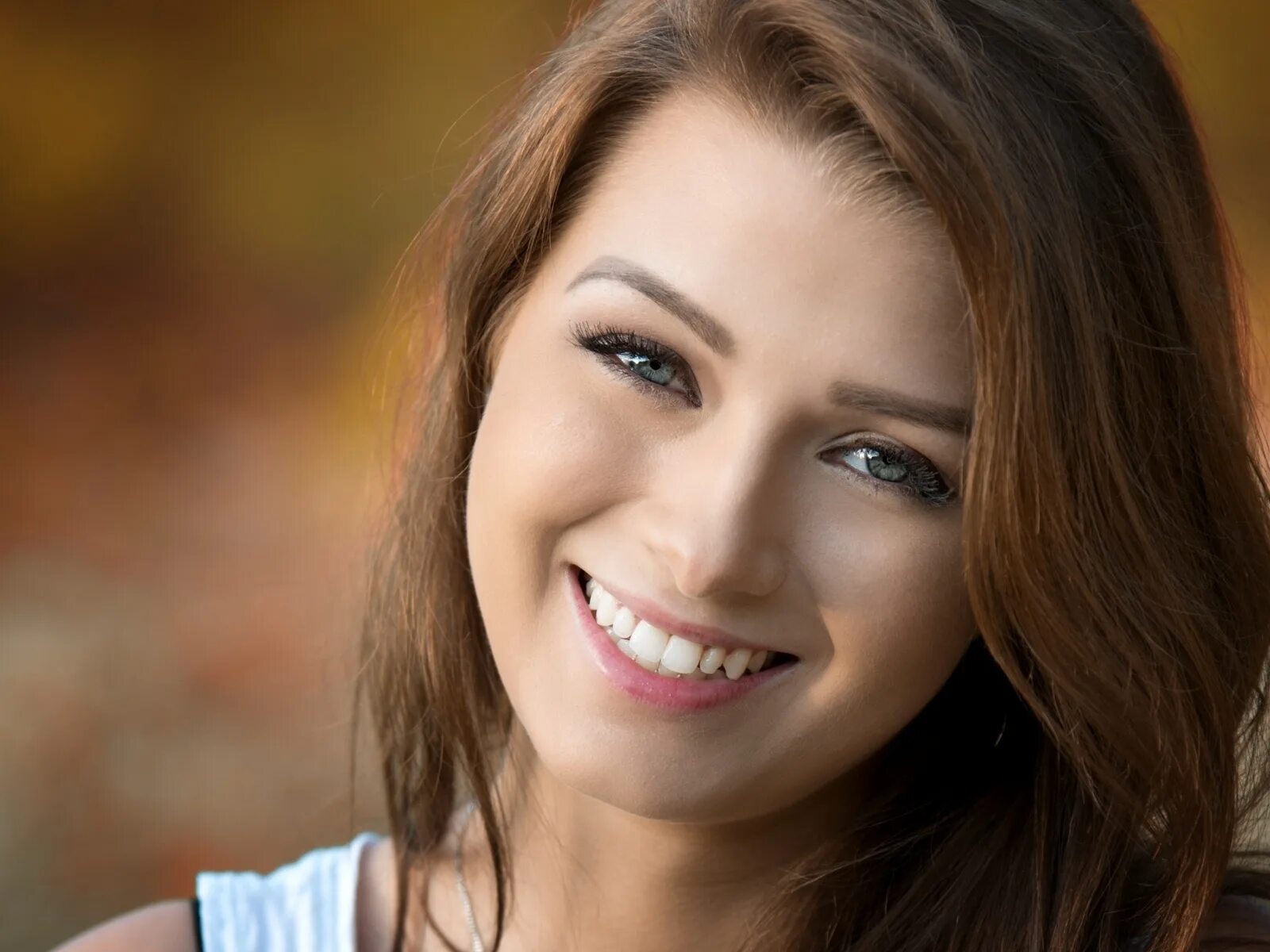 Девушка пьет чай новый год. Шапки для женщин. Красивые женские глаза. Теплый взгляд. Ангелина петрова фотомодель зимой.