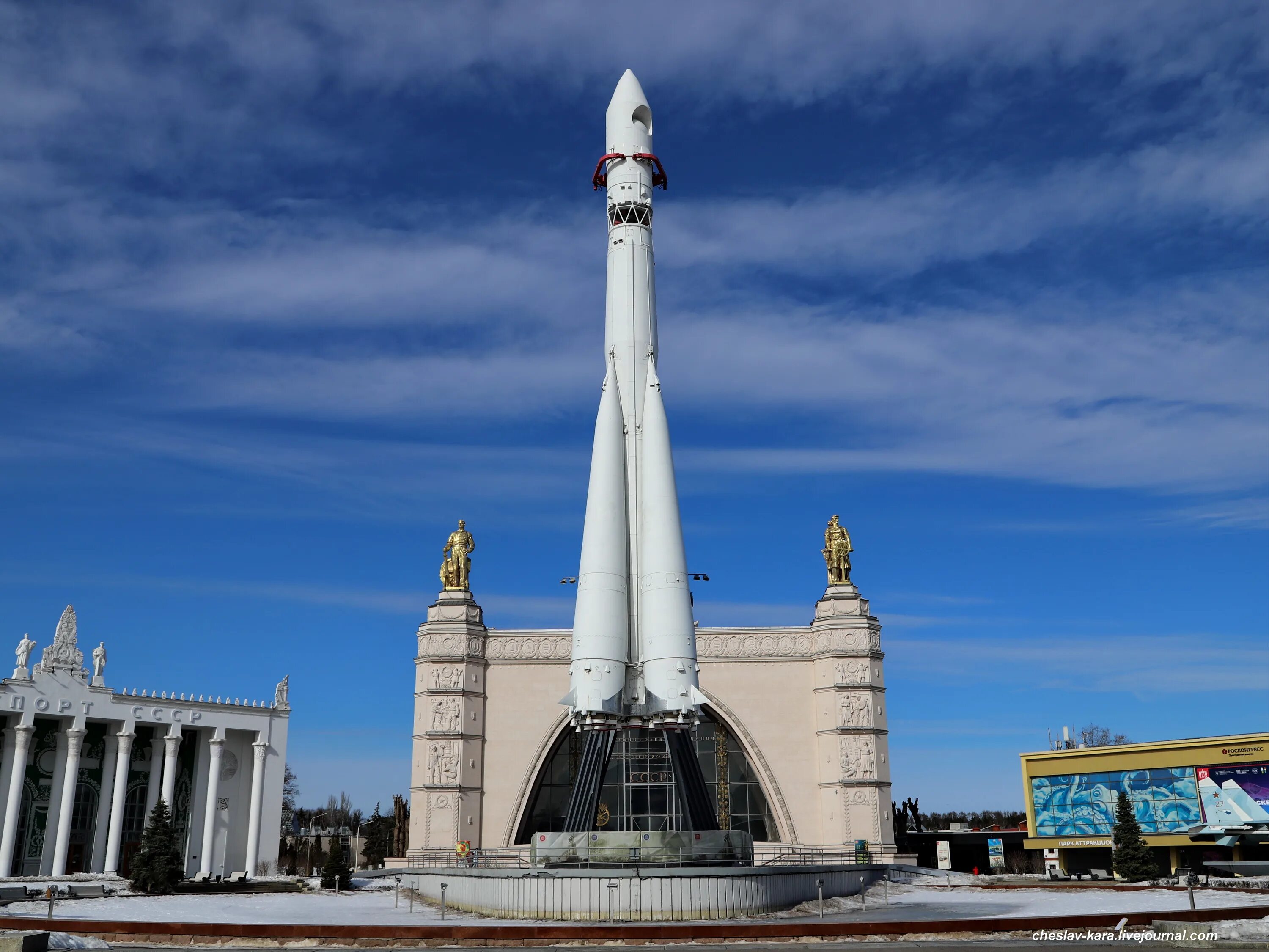 Ракетоноситель восток. Ракетоноситель Восток ВДНХ. Восток ракета Гагарина на ВДНХ. ВДНХ ракета павильон космос. Макет ракеты носителя Восток на ВДНХ.