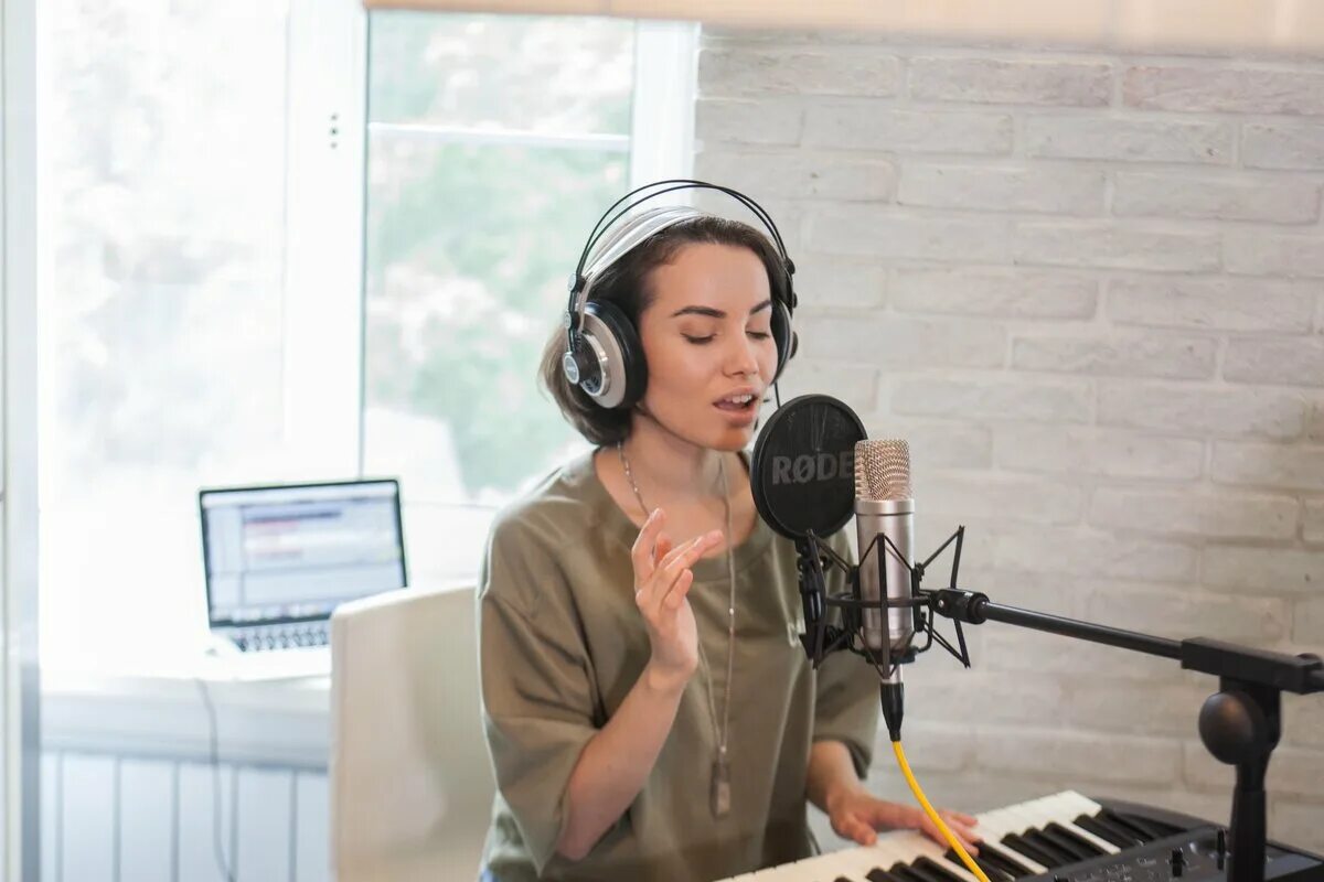 Как быстро научиться красиво петь. Как научиться петь в домашних условиях самостоятельно. Уроки по вокалу для начинающих. Как петь чисто. Как научиться красиво петь за неделю в домашних условиях.