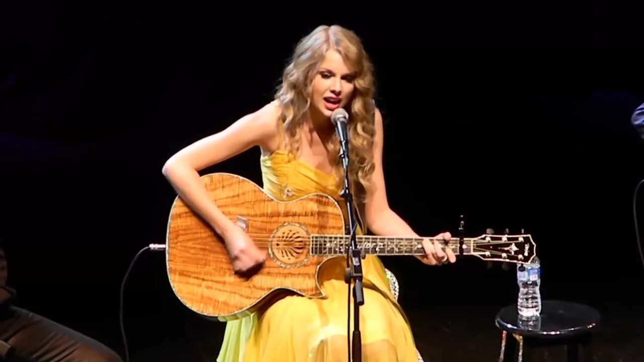 Тейлор дай. Taylor Swift with Guitar. Taylor Swift дискография. Taylor Swift with Guitar Live. Swift perform.