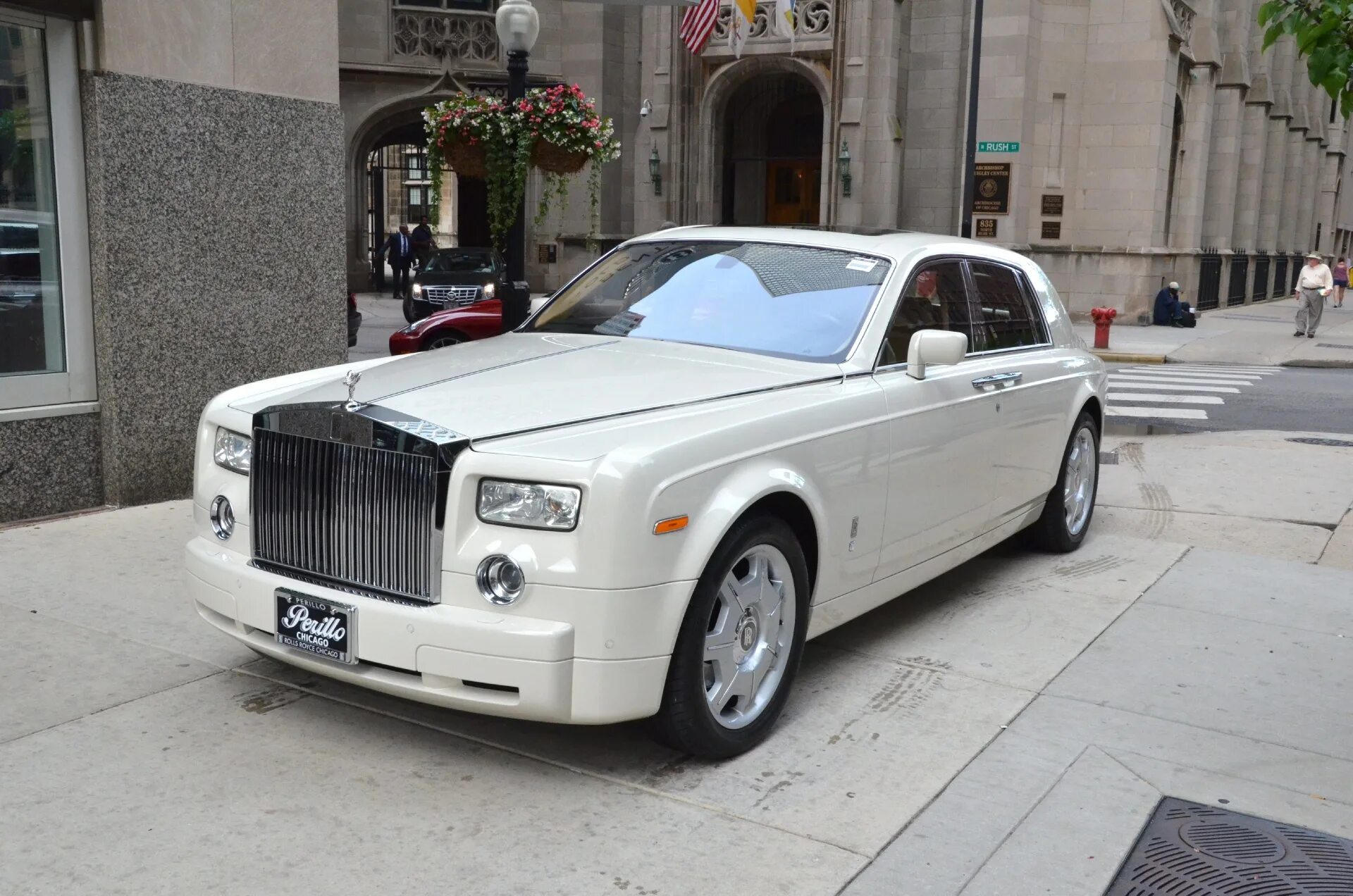 Белый роллс. Роллс Ройс 2005. Rolls Royce Phantom 2005. Rolls Royce Phantom белый. Роллс Ройс Фантом 2005 белый.