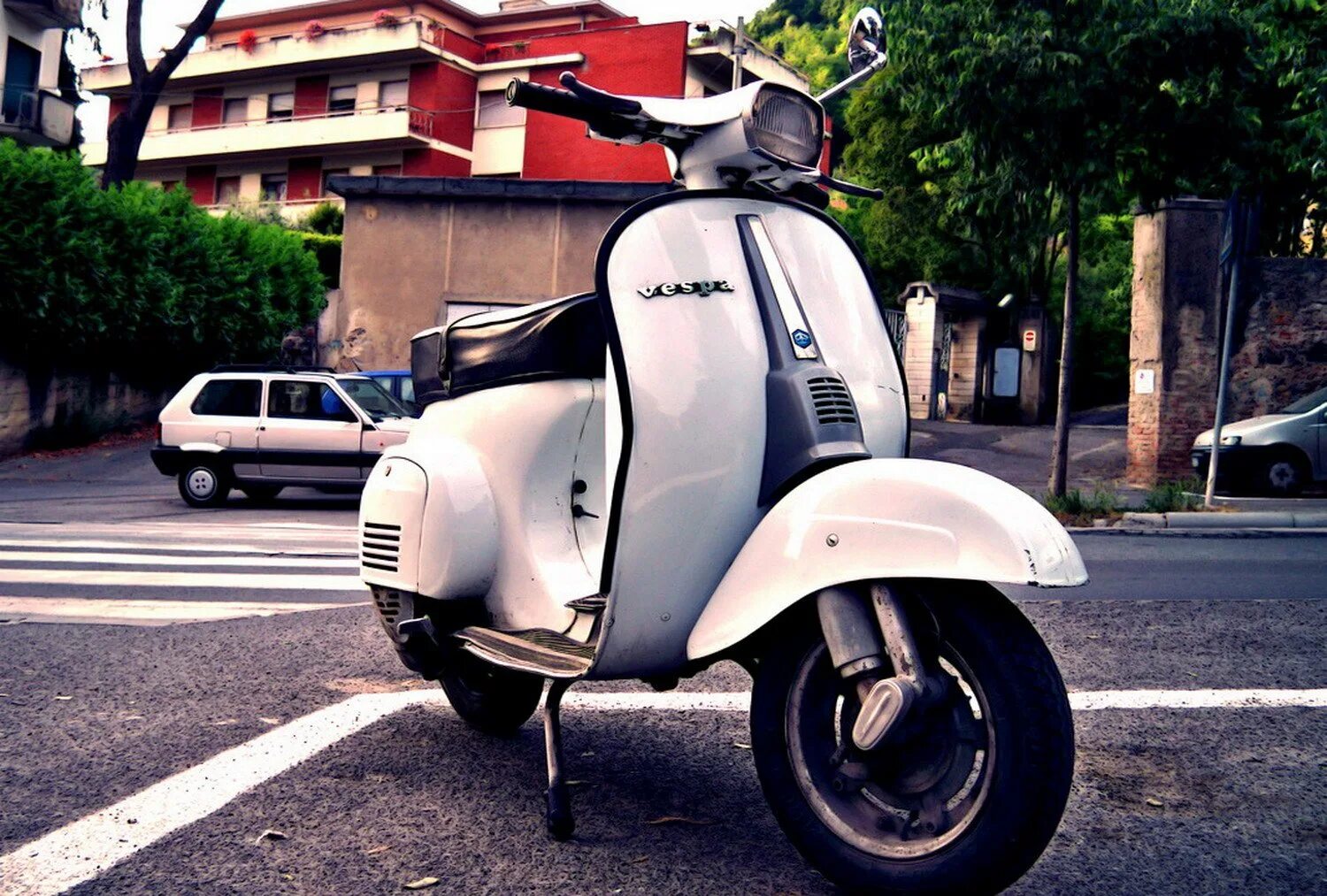 Мотороллер картинки. Piaggio vespa 50 special. мотороллер веспа 50 special. мотороллер piaggio vespa. мотороллер италия vespa.