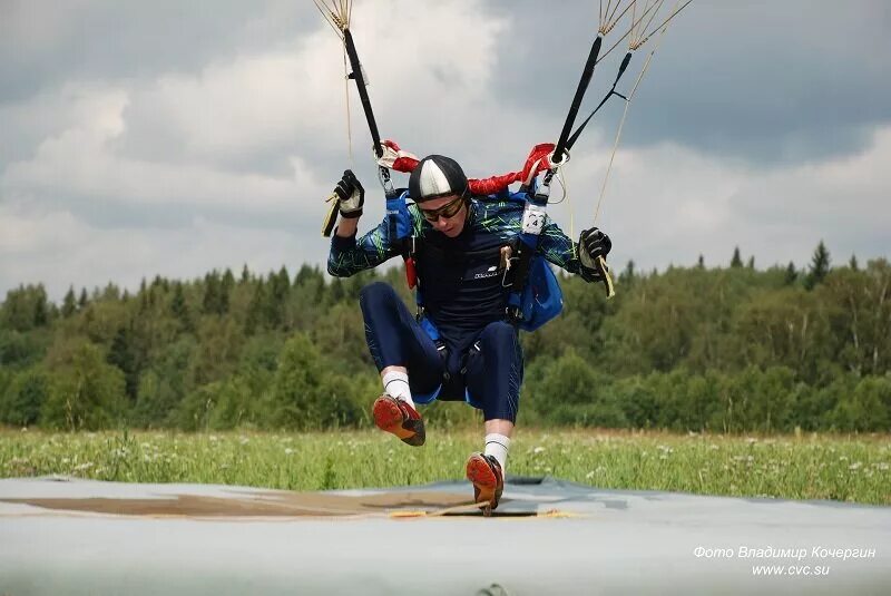 московская область полеты на планерах. параплан соревнования в лужниках. парашютный спорт. соревнование на точность. соревнование на точность.