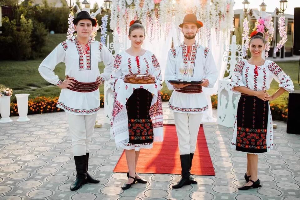 Молдаване как правильно. Национальный костюм Молдавии. Костюм молдована Молдова национальный мужчина. Национальный костюм Молдавии катринца. Буковина румынский национальный костюм.