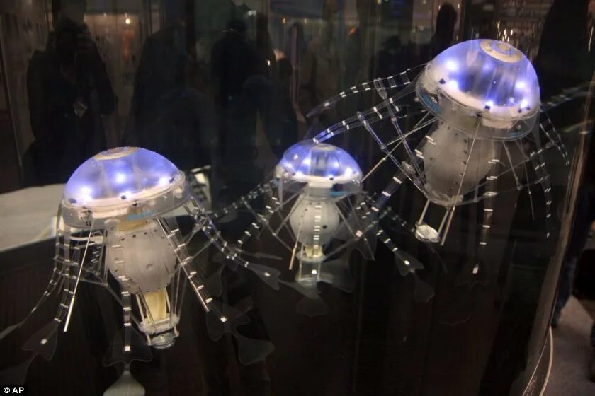 Робот hexbug aquabot jellyfish aquarium. Плавающие роботы. Робот летающая медуза festo. Робот с щупальцами. Подводные роботы.