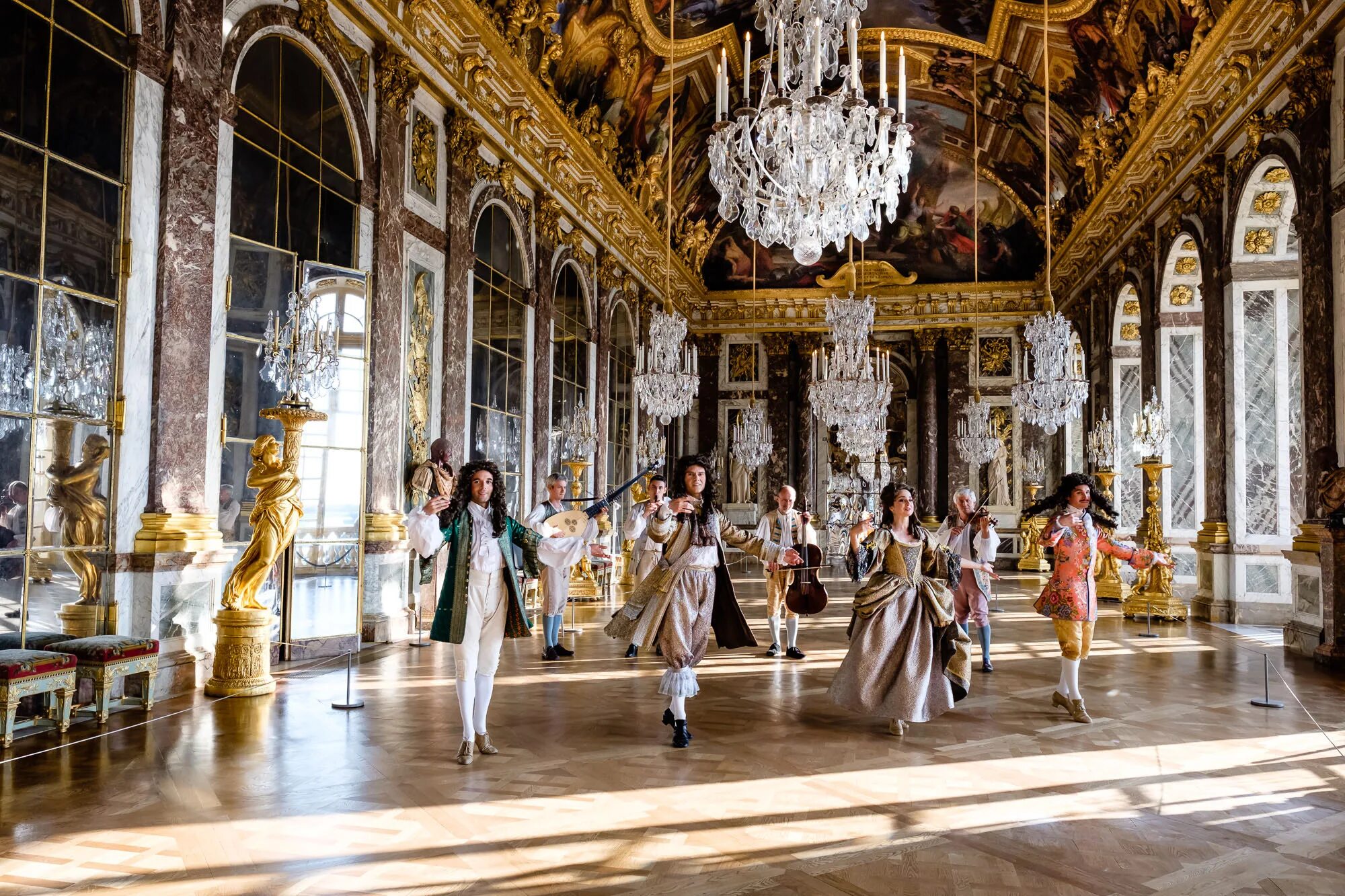 Версаль концовка. Версаль зеркальная галерея Версальского дворца. Дворец Версаль Франция внутри.
