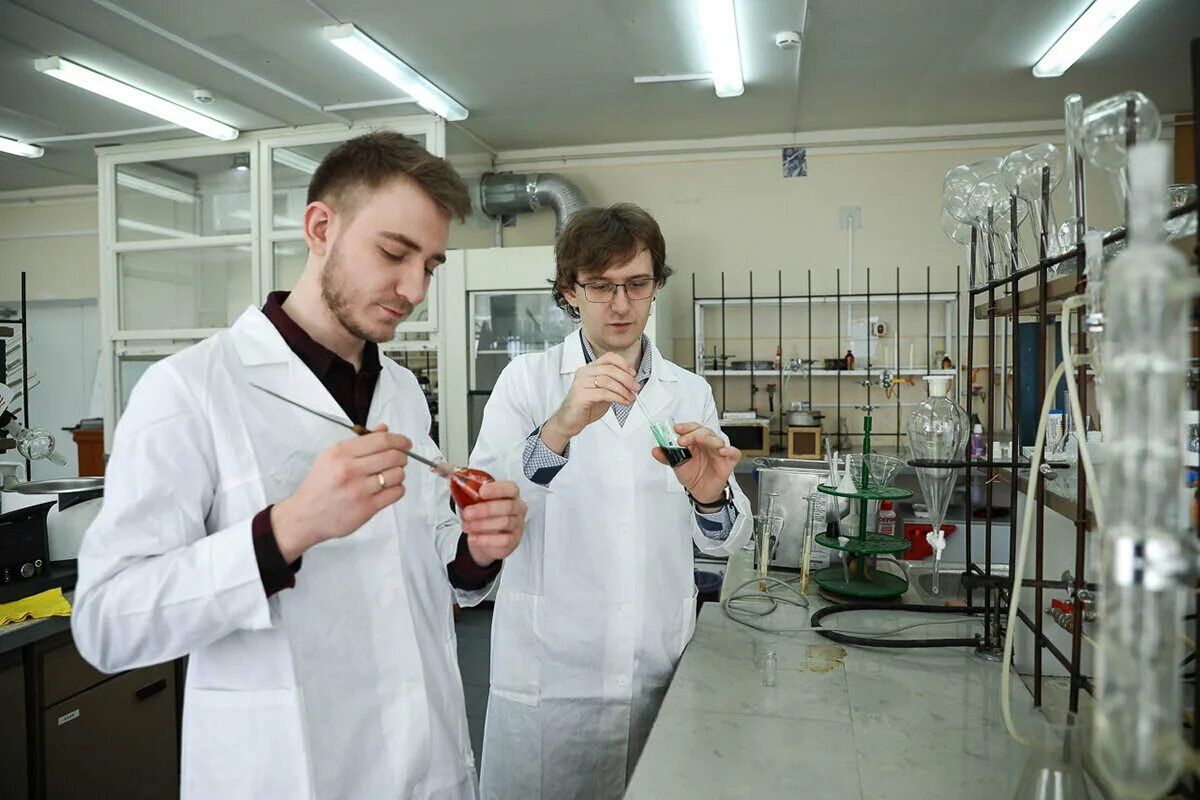 Ученый синтезировавший вещество. Химик синтезирует. Химия лаборатория. Ученый синтезировавший вещество. Немецкий штамм коронавируса.