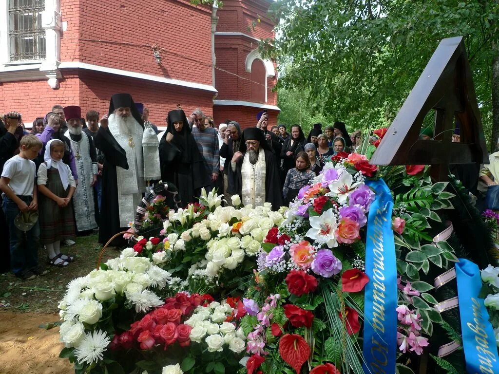 Похороны Лизы Фомкиной в Орехово-Зуево в сентябре 2010. Могила Лизы Фомкиной в Орехово-Зуево.