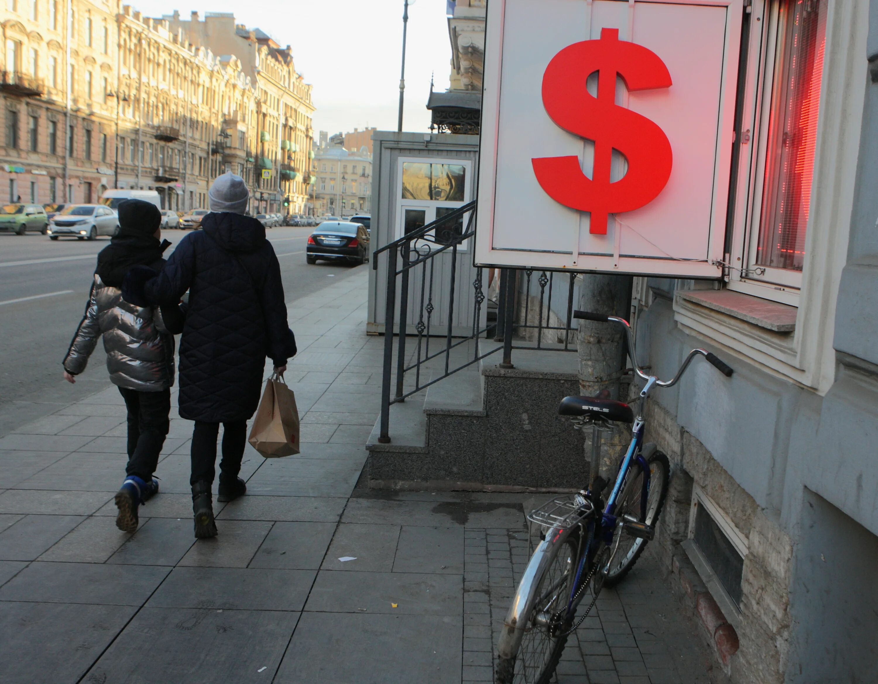 Доллар запретили на мосбирже. Доллары и евро картинки. Доллар евро рубль. Валютные ограничения картинки. Мосбиржа падение.