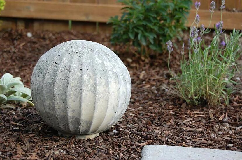 Шары для сада своими руками. Бетонный шар для сада. Цементные шары для сада. Шары из цемента для сада. Декоративный шар для сада.