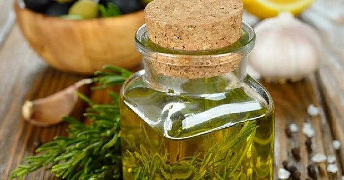 Ароматное масло с чесноком. Ароматное масло с чесноком. Масло растительное ароматное. Чесночное оливковое масло. Ароматное масло с чесноком.