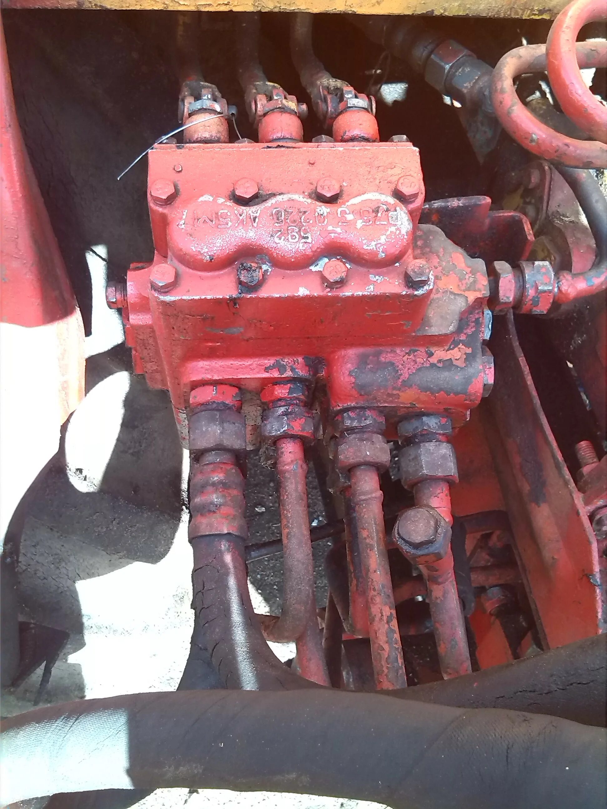 Клапан распределителя мтз 80. Где стоит распределитель. Где стоит распределитель. Распределитель гидравлический вольво bl71. Где стоит распределитель.