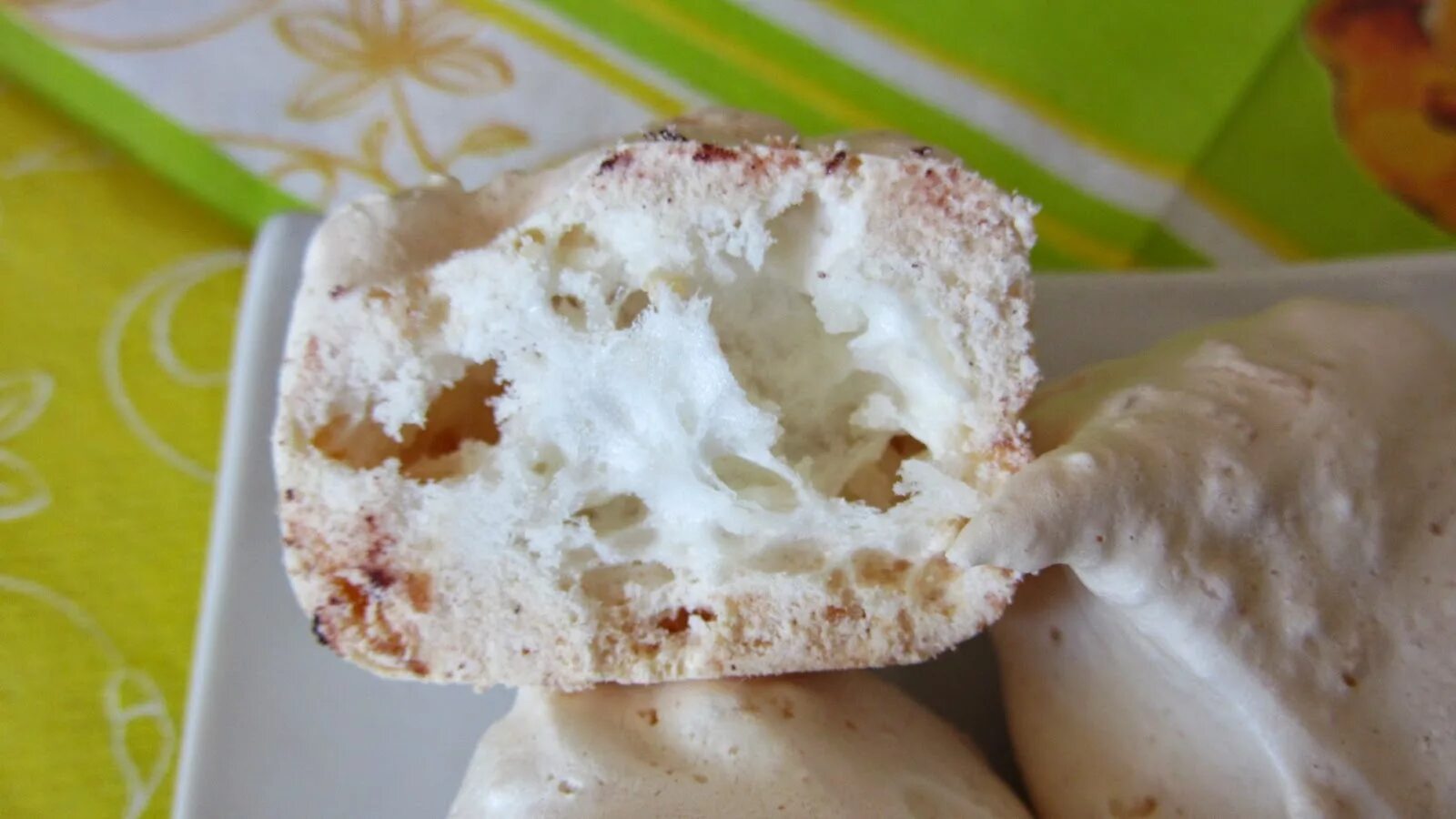 Меренга мягкая. Безе швейцарская меренга. Меренга с орехами. Безе с шоколадом. Меренга внутри.