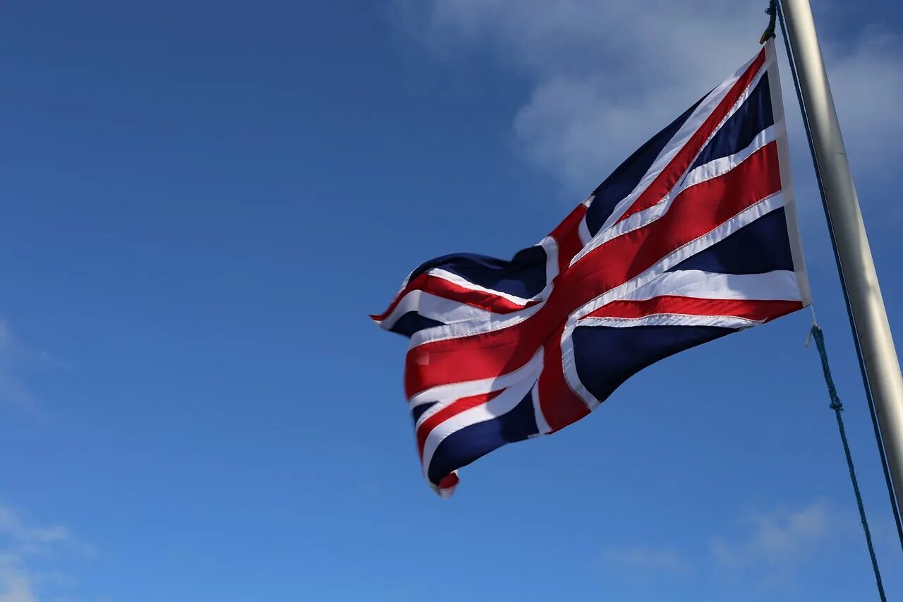 Флаг Британии. Развивающийся британский флаг. Флаг uk. Британский флаг фото. Почему в британии приспущены флаги
