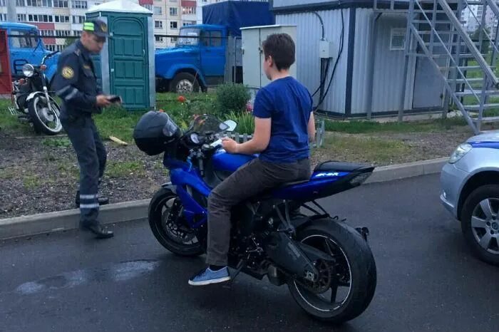 Мотоцикл для подростка. Мотоцикл для 13 летнего. Мотоциклист подросток. Школьники на мотоциклах. Мопед в 14 лет можно ли