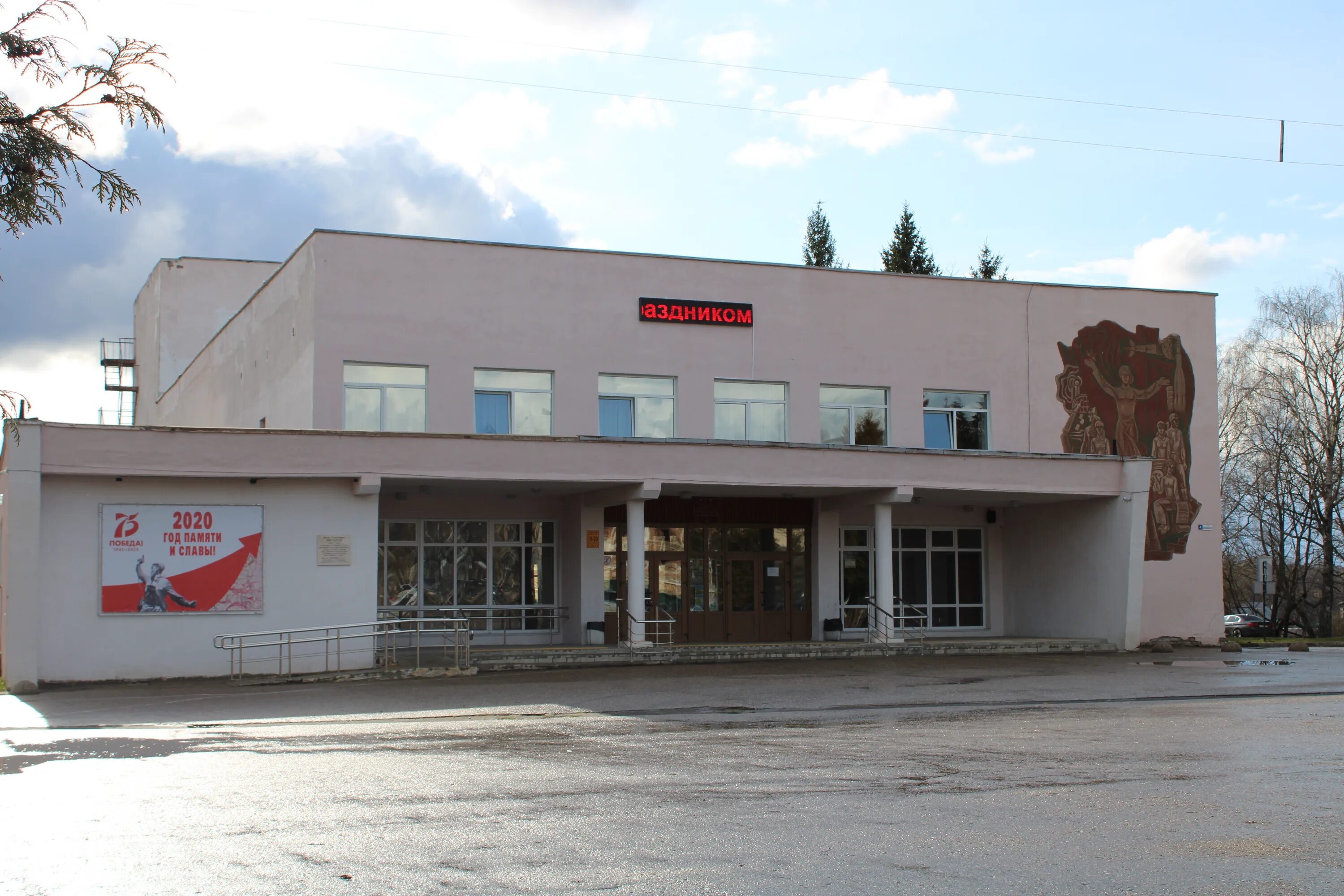 зал дк усинск. усинский дворец культуры. дом культуры усинск. дворец культуры усинск. усинский район дворец культуры.