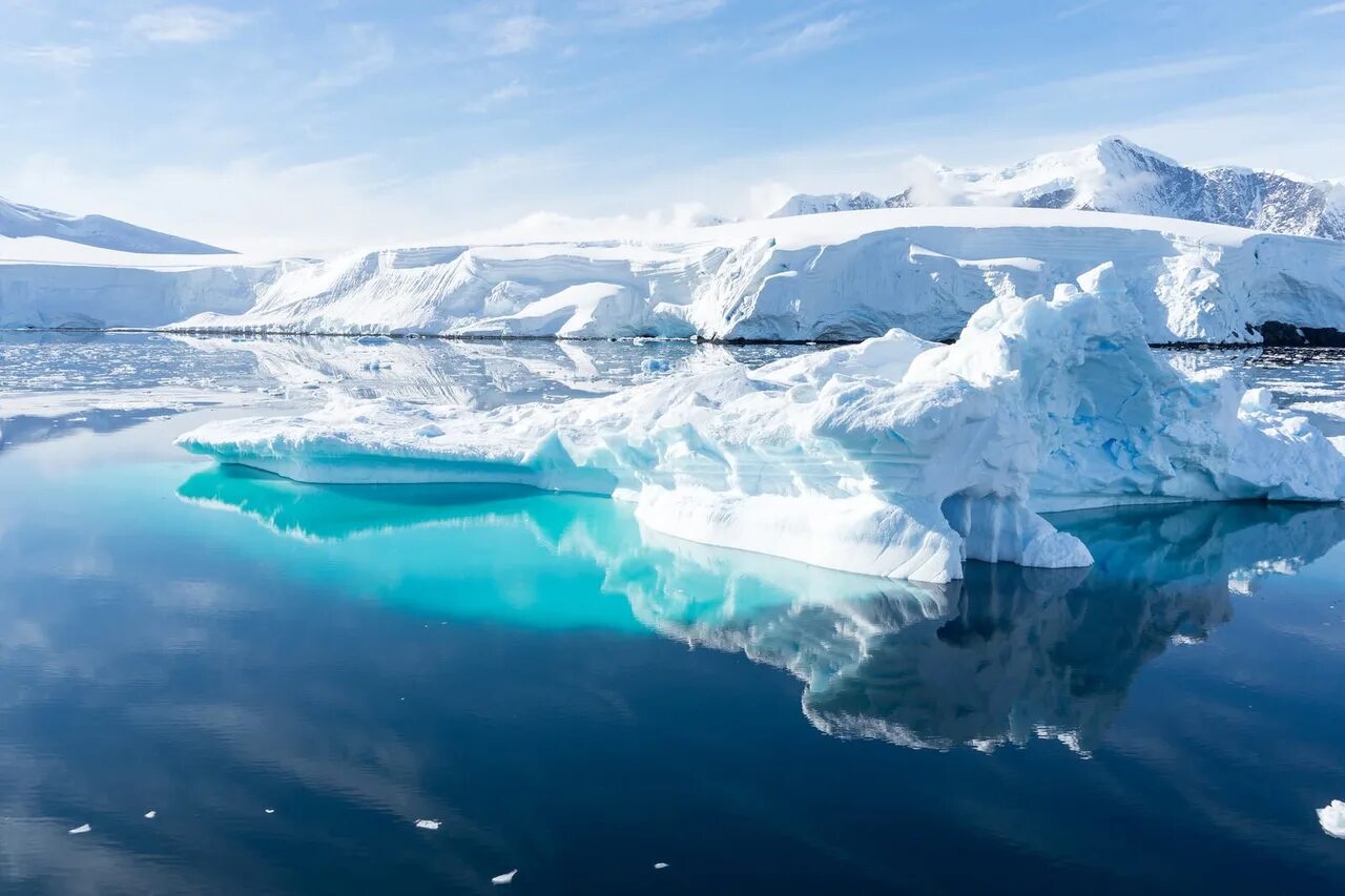 Озеро Восток в Антарктиде. Антарктида ледяной Континент. Незамерзающее озеро в Антарктиде. Озеро подо льдом в Антарктиде. Под ледовый