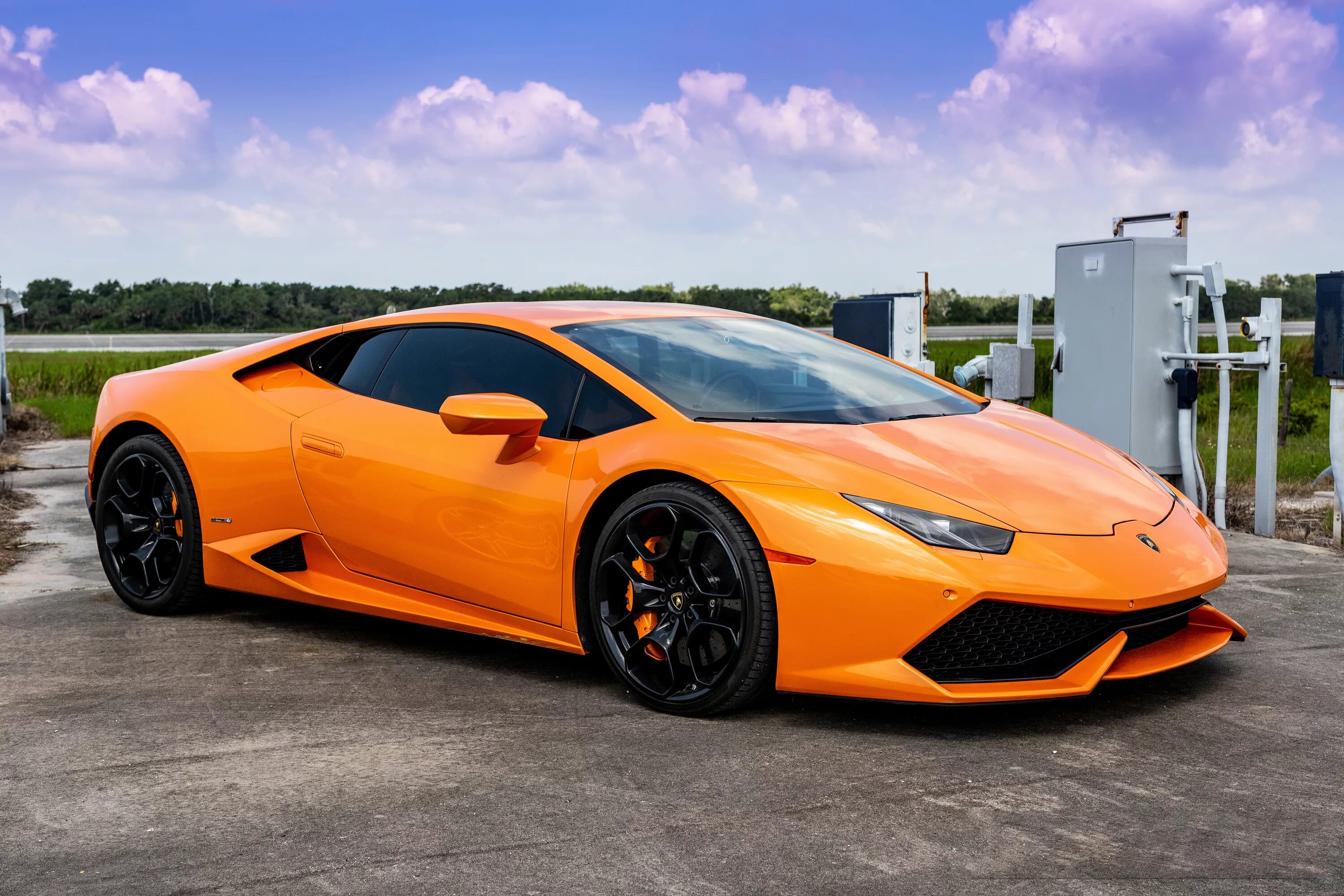 Включи оранжевый автомобиль. Ламборджини Хуракан оранжевый. Lamborghini Huracan оранжевая. Ламборджини Хуракан оранжевый 2021.