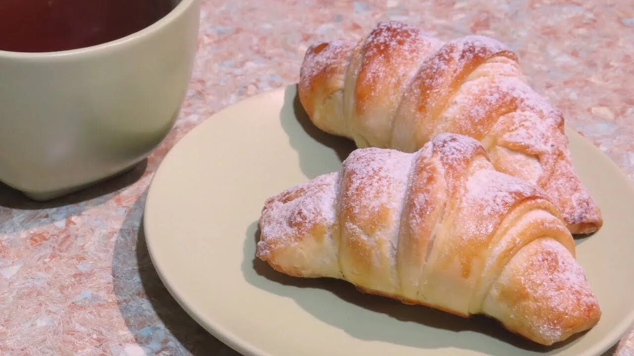 Круассан с шоколадом. Круассан со сгущенкой. Круассан на белом фоне. Круассан со сгущенкой. Круассан со сгущенным молоком.