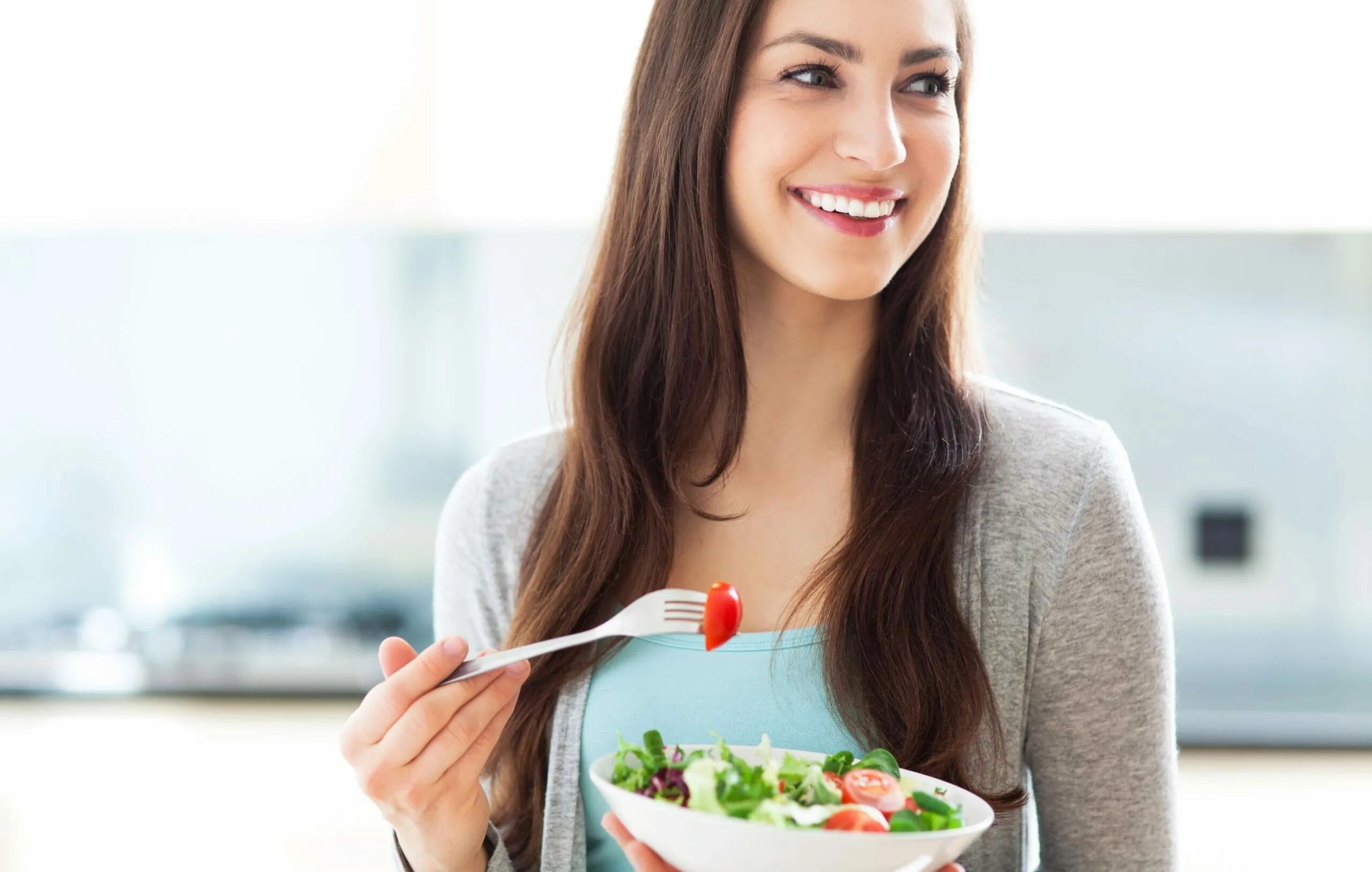 Eat a light meal. Что кушать на завтрак. Стол с едой и людьми. Девушка с едой. Завтрак.