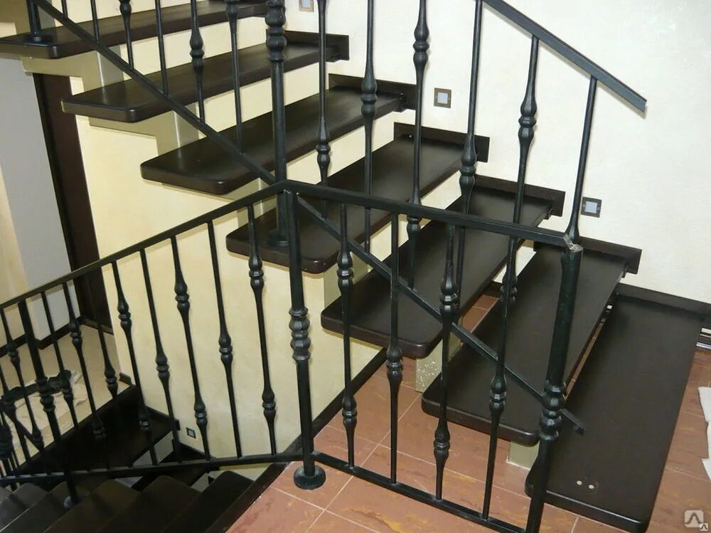 Лестница металлическая на второй цена. Металлическая лестница. Перила металлические для лестниц. Железное ограждение для лестницы. Металлическое ограждение лестницы.