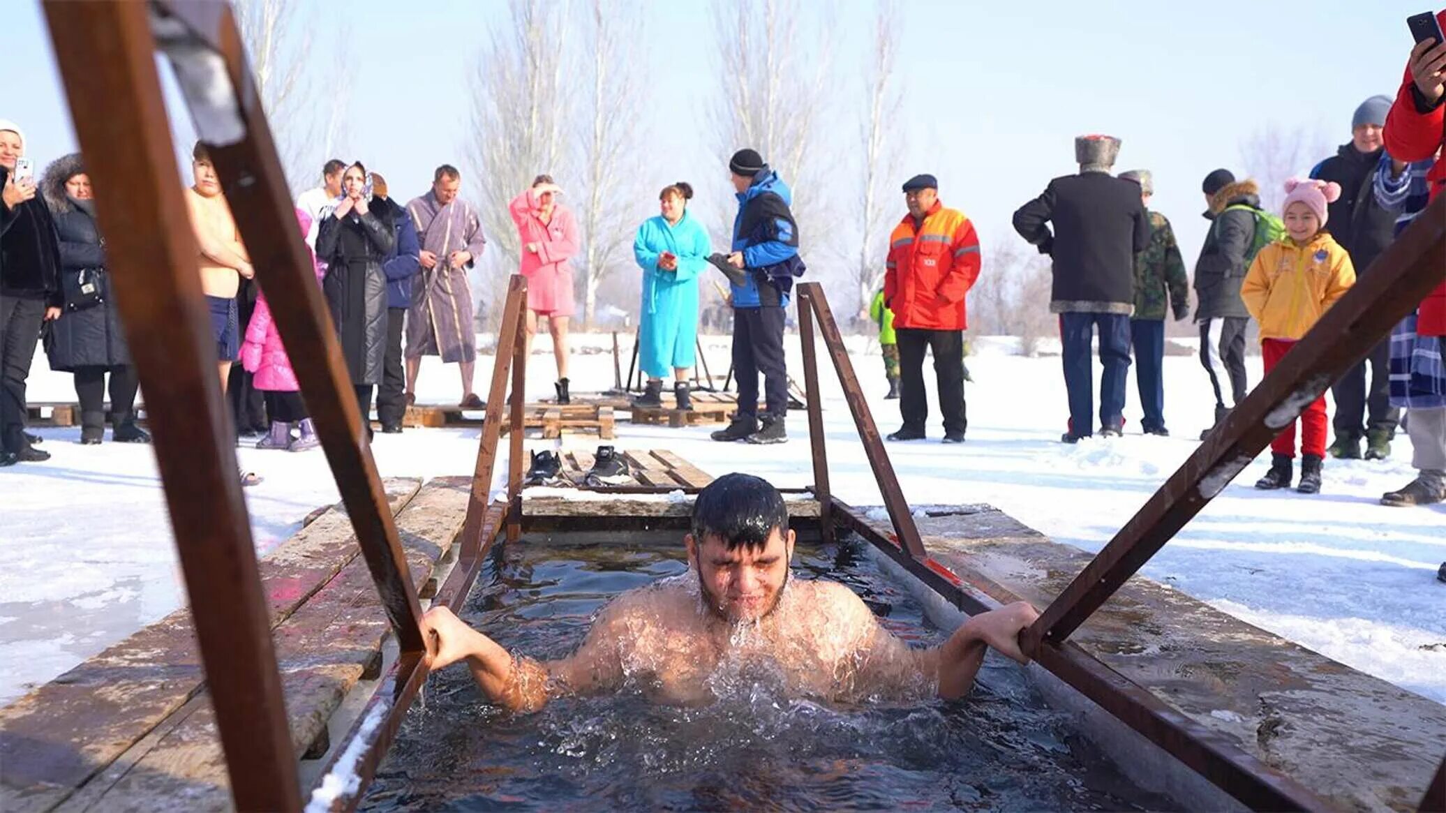 Крещенские купания. Купание на крещение. С крещением фото. Видео купан. Крещенские купания 2023.