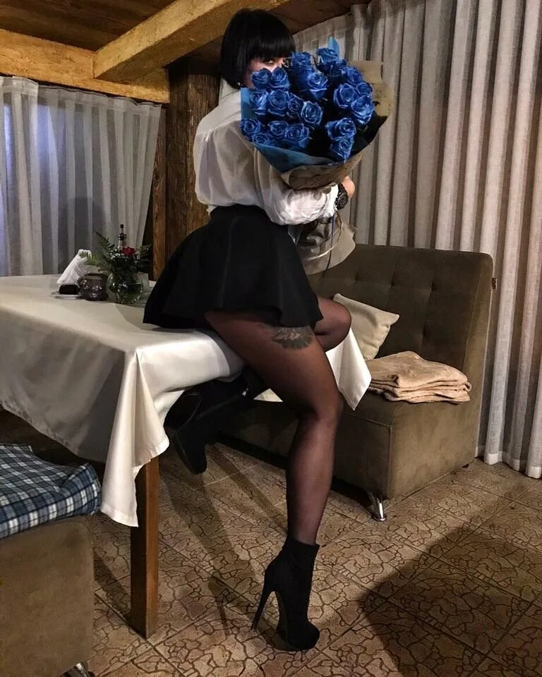 Женщина раздвинула ноги под столом. Я выпью всего один бокальчик. Под столом лежит наташка. Под столом лежит наташка. Под столом лежит наташка.