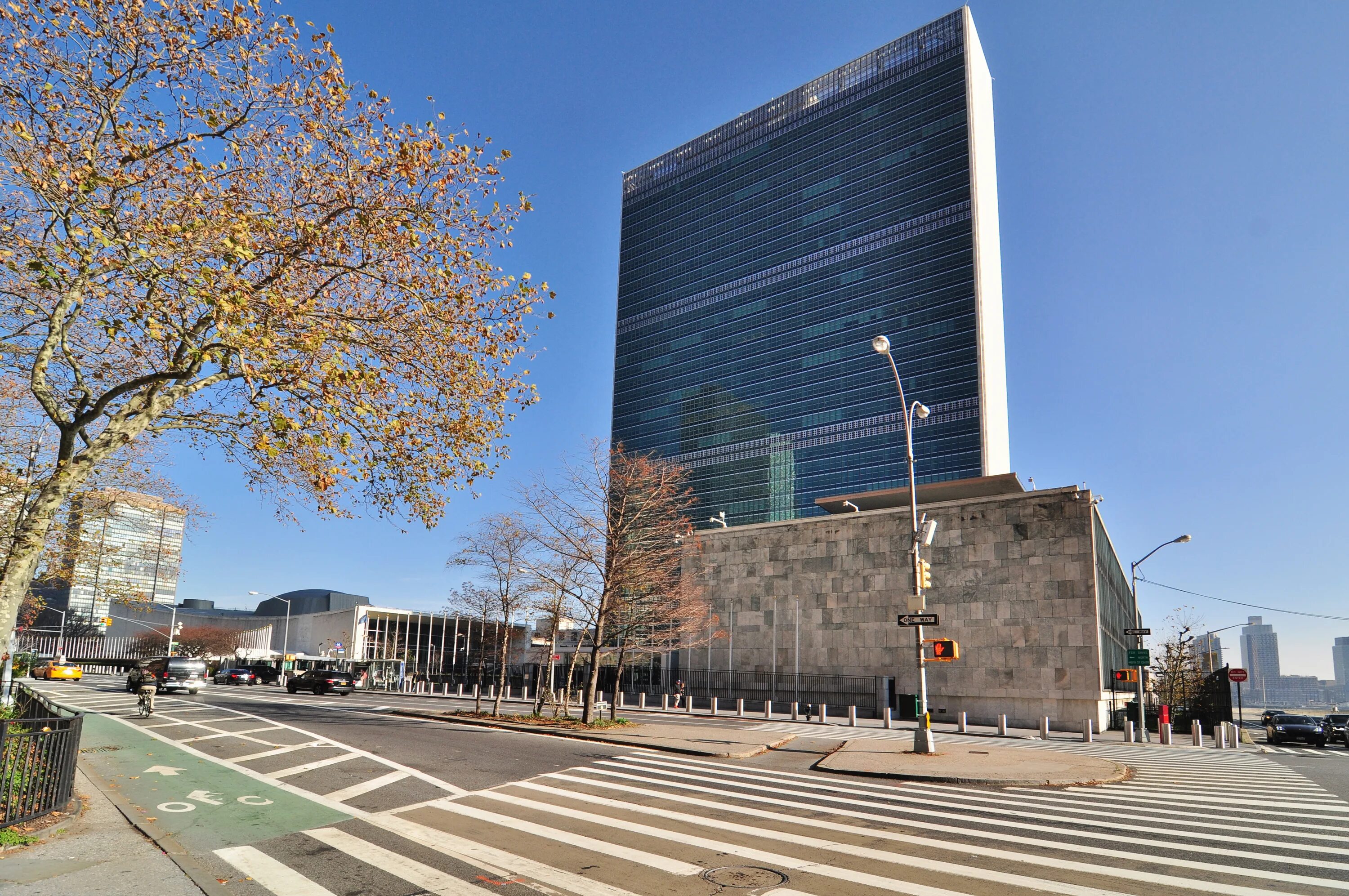 Город штаб оон. ООН В Нью Йорке. Штаб-квартира ООН В Нью-Йорке. Организация Объединённых наций штаб квартира. Здание ООН.